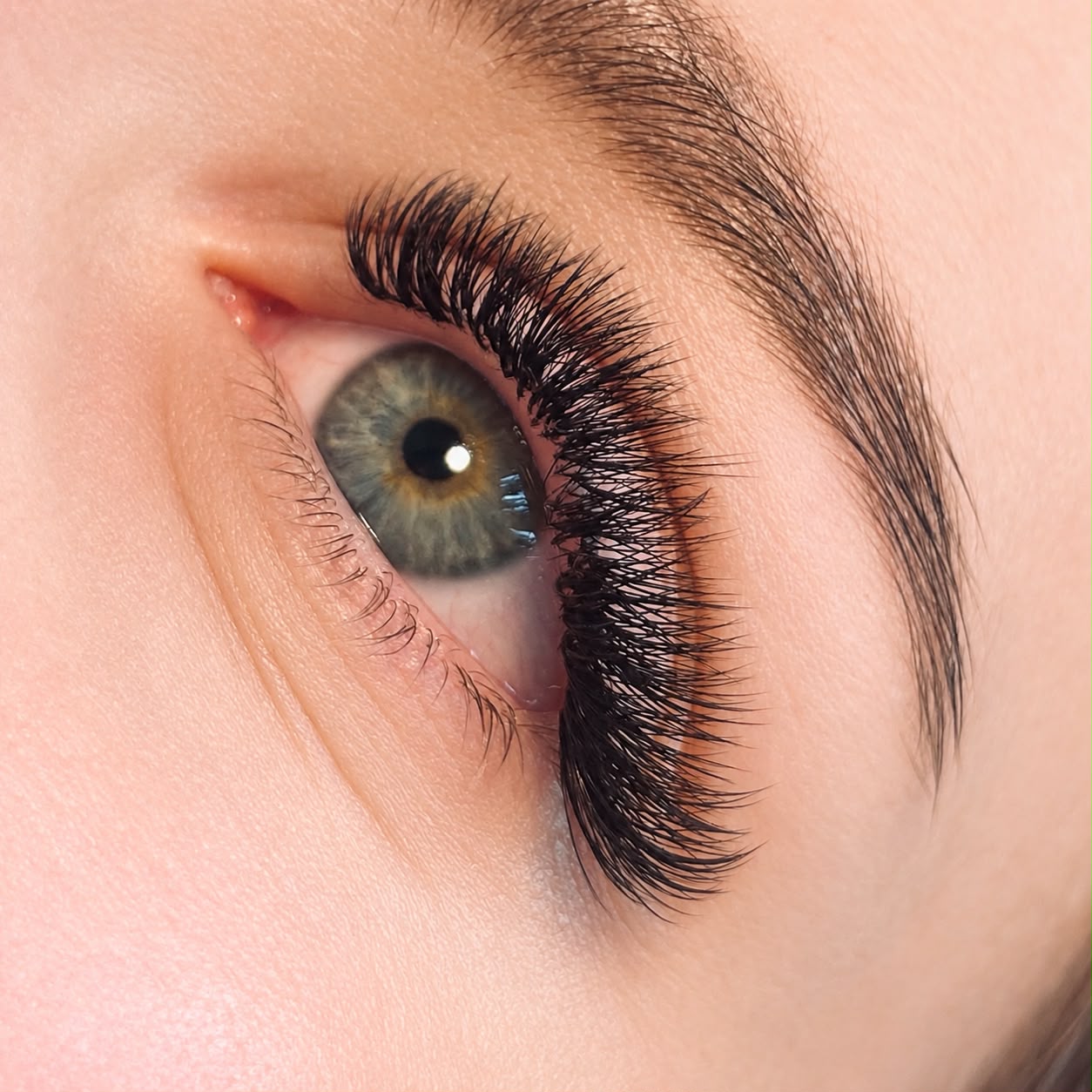 Blaugrünes Auge mit dichtem Volumen-Wimpernset