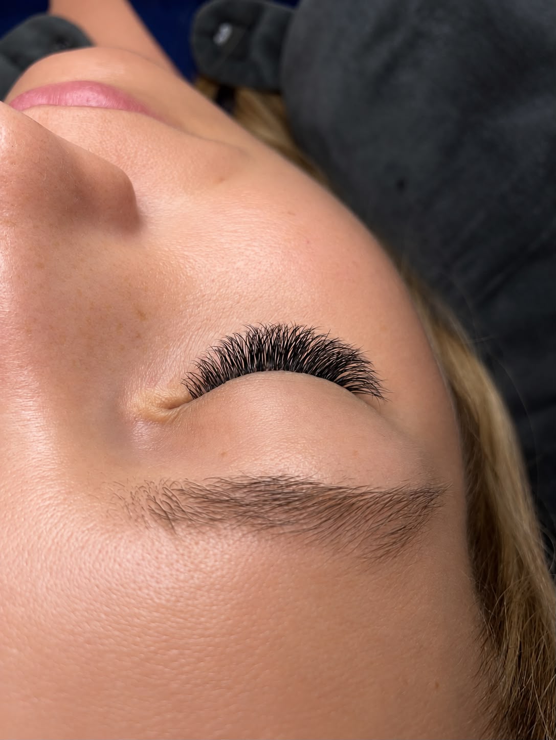 Geschlossenes Auge mit frisch gesetzter Wimpernverlängerung